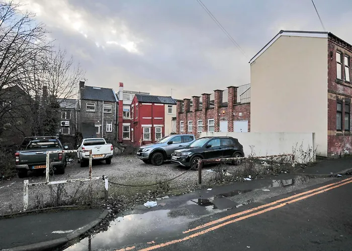 Bartlam Place, Sleeps 6, Free Parking, Central Oldham - By Nmb Property