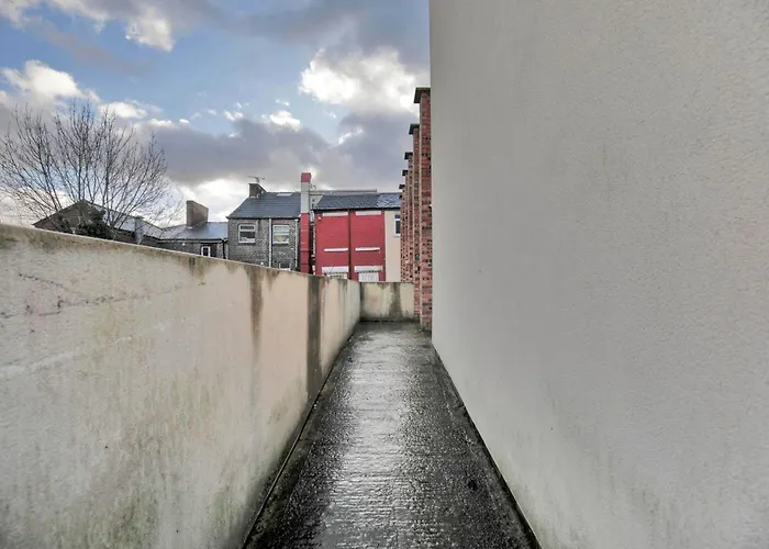 Bartlam Place, Sleeps 6, Free Parking, Central Oldham - By Nmb Property