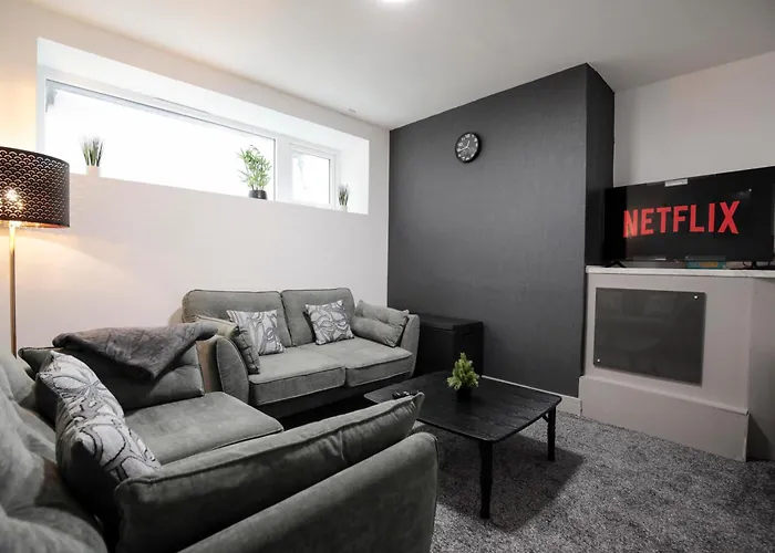 Bartlam Place, Sleeps 6, Free Parking, Central Oldham - By Nmb Property