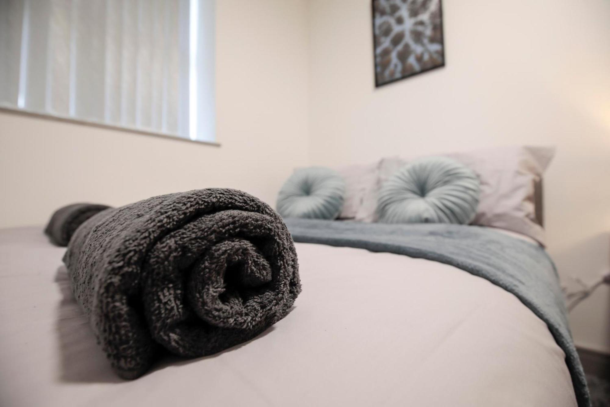 Apartment Bartlam Place, Sleeps 6, Free Parking, - By Nmb