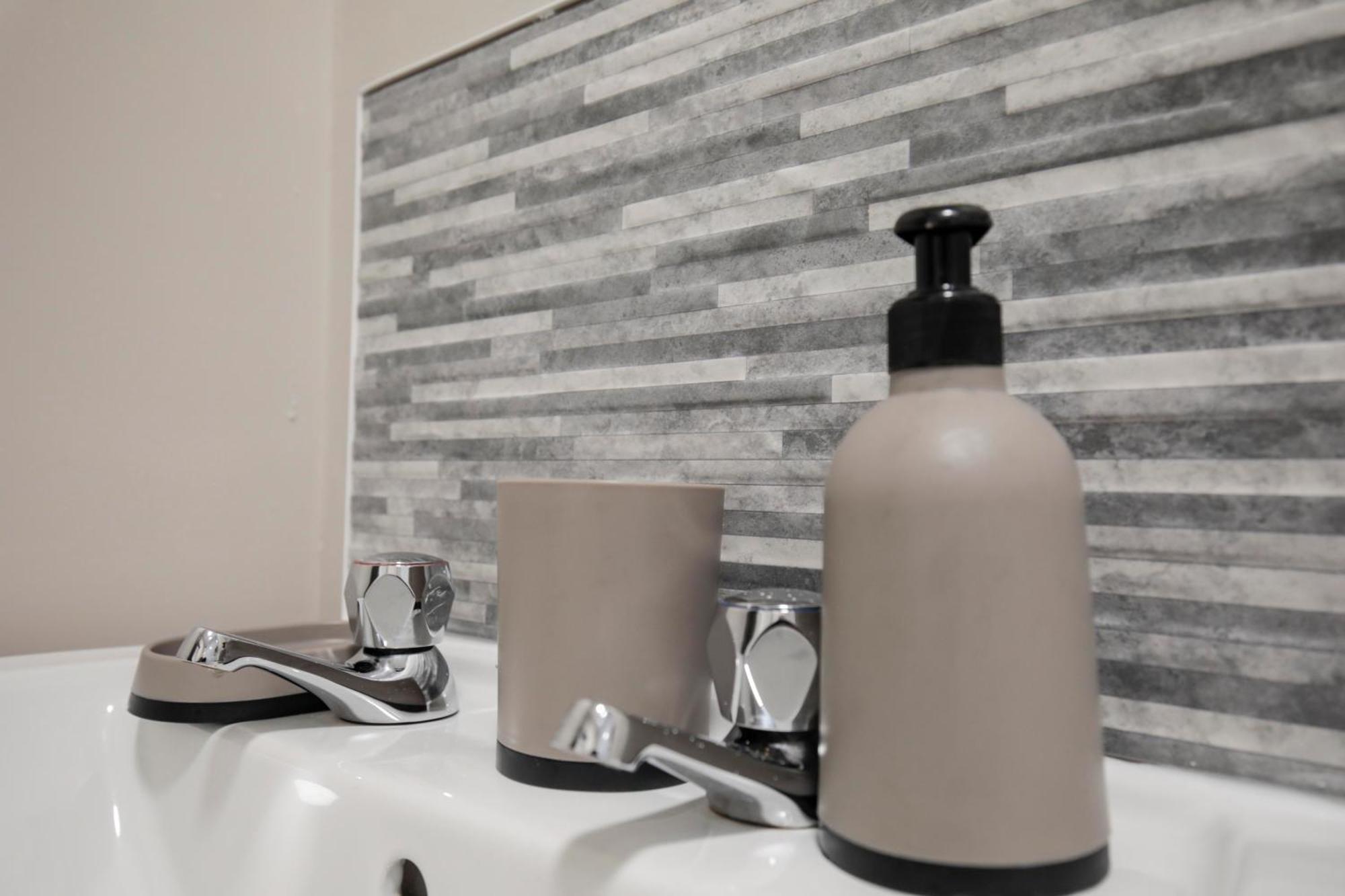 Apartment Bartlam Place, Sleeps 6, Free Parking, - By Nmb