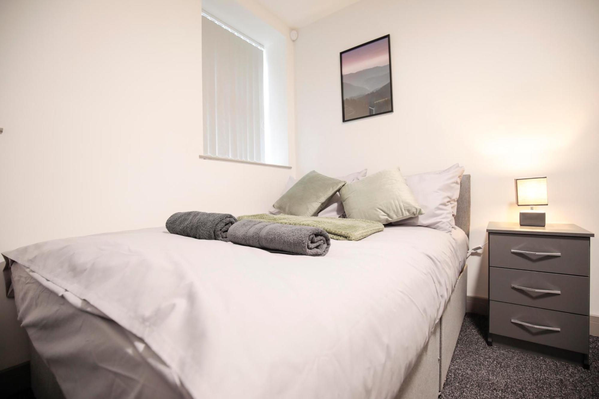Bartlam Place, Sleeps 6, Free Parking, - By Nmb Apartment *